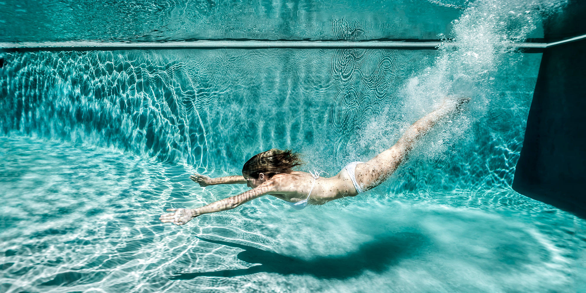 Comment garder l'eau de la piscine propre sans pompe ?