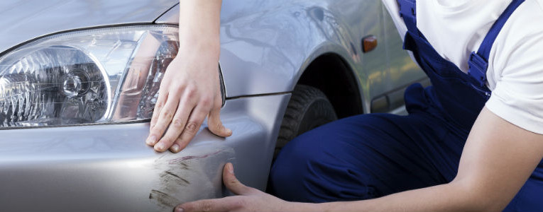 Enlever soi-même une bosse sur une voiture : comment faire ?