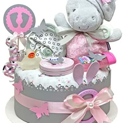 MomsStory – Gâteau de couches pour filles | Boîte à musique mouton | Cadeaux d'anniversaire, baptêmes, baby showers | 1 étage (rose/gris) avec jouets pour bébé, bavoirs et plus