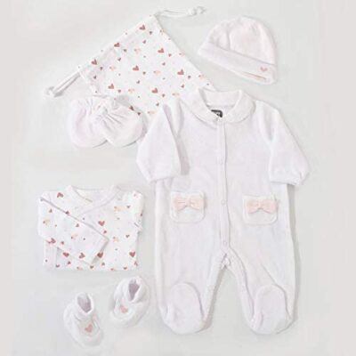 TROIS KILOS SEPT - Kit de Naissance 6 Pièces - 0 Mois - Velours Blanc - Motif Coeur - (Pyjama, Body, Bonnet, Gants, Chaussons & Sac de Rangement) - Cadeau Unisexe Bébé Garçon et Fille