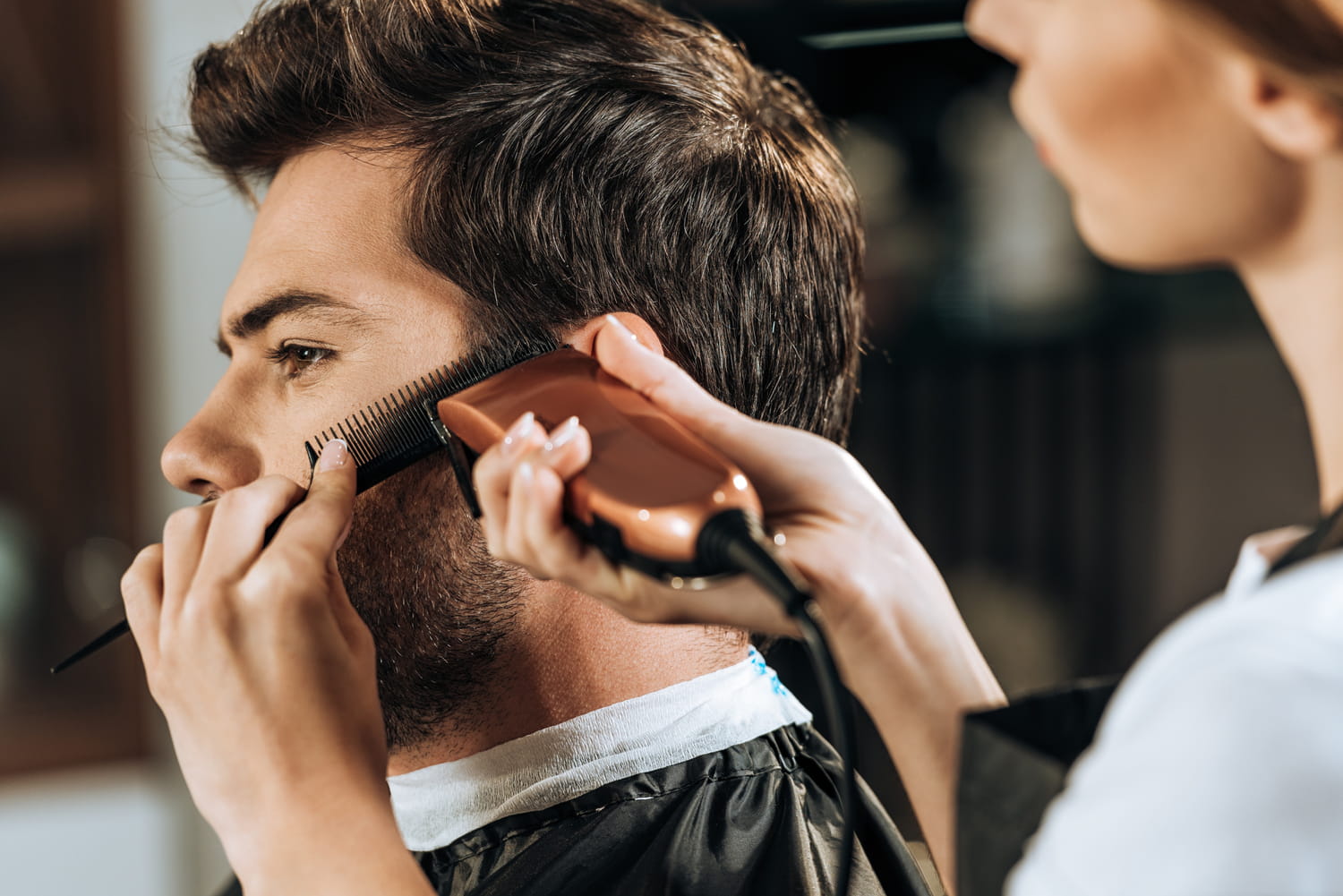 Comment couper les cheveux d'un homme à la maison ?