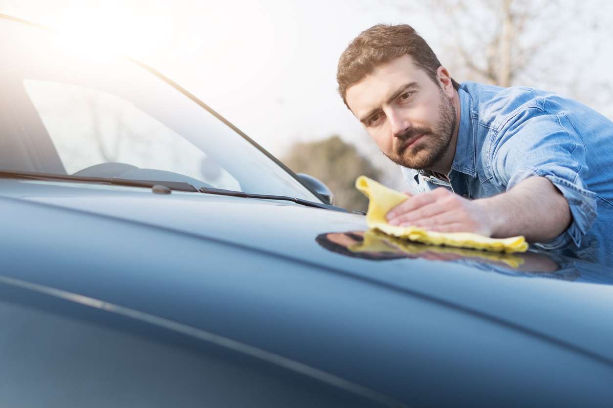 Comment enlever différents types de taches sur la carrosserie d'une voiture ?