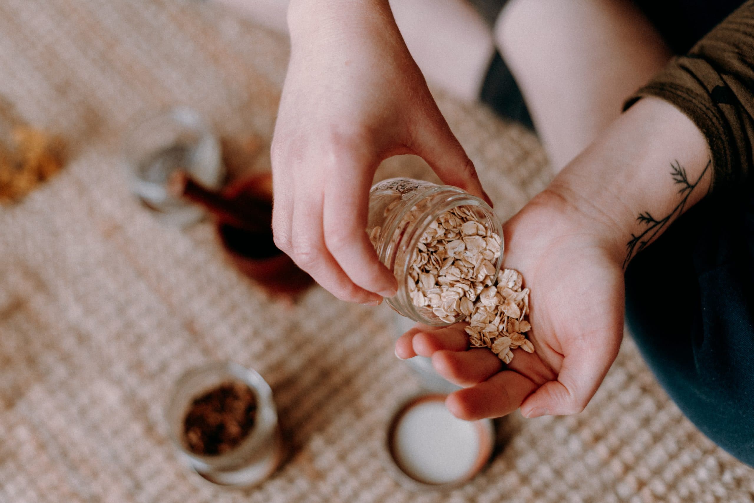 Flocons d'avoine : sur votre café au lait et sur votre peau !