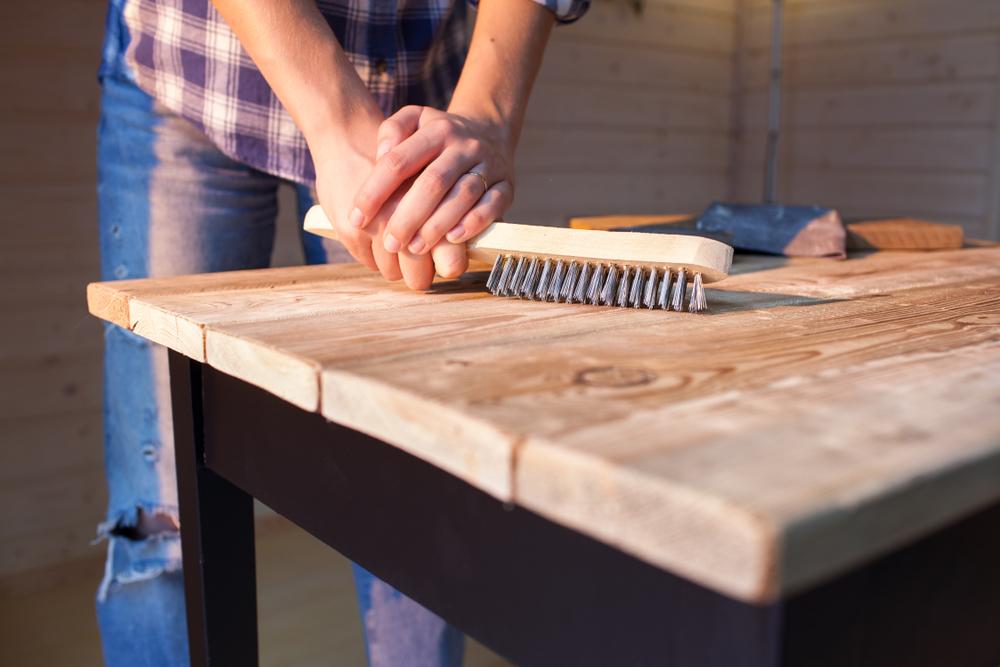 Formule naturelle pour décaper le bois