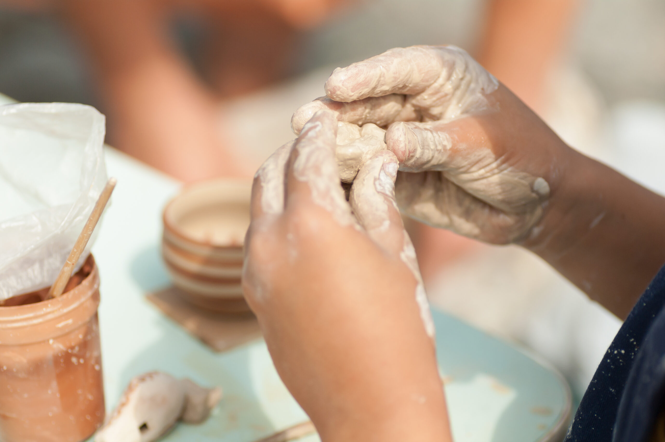 Modelage en argile pour les enfants : quelle argile, comment le faire, et que créer ?