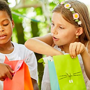 Deux enfants atteignant joyeusement des sacs-cadeaux colorés