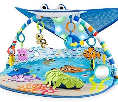 Jouets tels que Bright Starts, Disney Babies, Finding Nemo Mr. Ray's Ocean Light Playmat, Lights and Over 20 Minutes of Melodies, Dolly Finger Puppets et plus