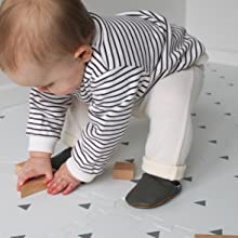 Chaussons bébé Dotty Fish en cuir souple pour l'apprentissage de la marche des tout-petits.