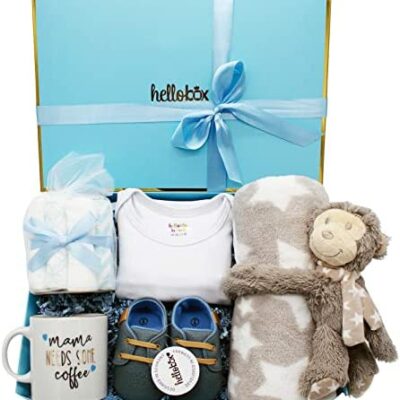 Hellobox Coffret cadeau bébé avec couverture bébé, jouets, chaussures de course, body bébé, tasse à café en céramique et 12 serviettes, cadeau de baptême garçon